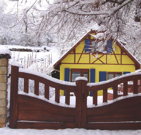 Le portail pour l'accs au Gite en Alsace, l'hiver. Le Gite en Alsace dispose d'un parking devant ce portail et d'un parking derrire ce portail - le 5 mars 06